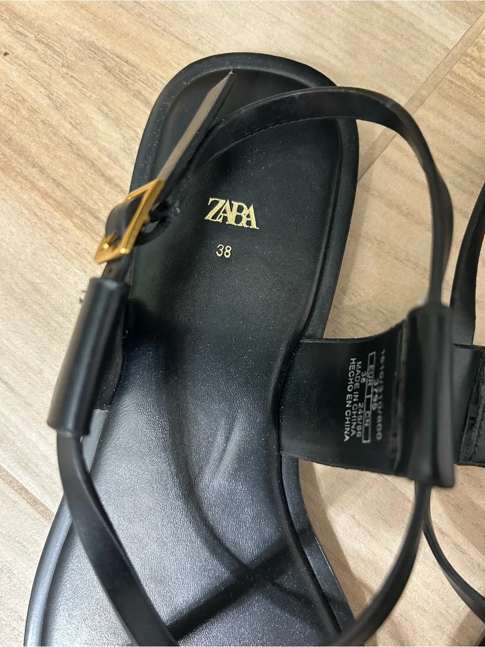 ZARA Black Leather Toe-Ring Sandals with Gold Accent - Picture 3 of 6